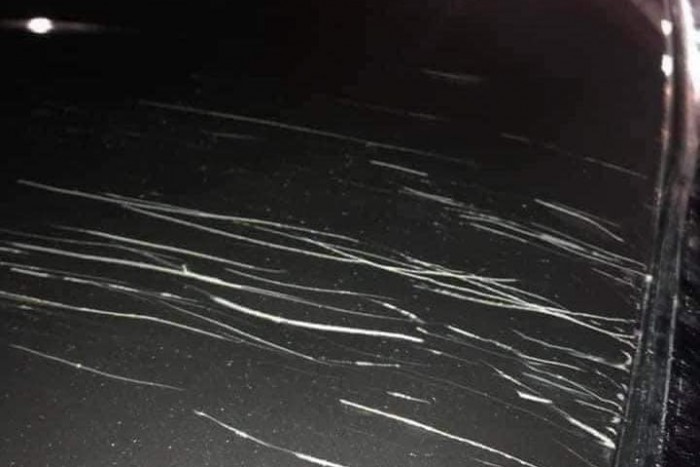 Pokoli látvánnyal szembesült a tulaj az autómosás után, fémig karcolta valami a fényezést