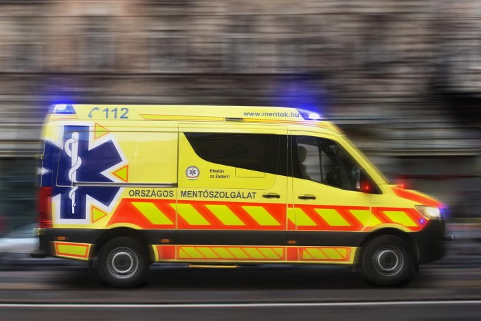 Őrült száguldással, “ralizással” vádolja “Lajos” a hazai mentősöket