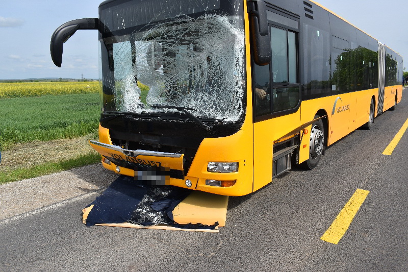 Repülő ágy törte be egy busz szélvédőjét Sajószentpéternél 6