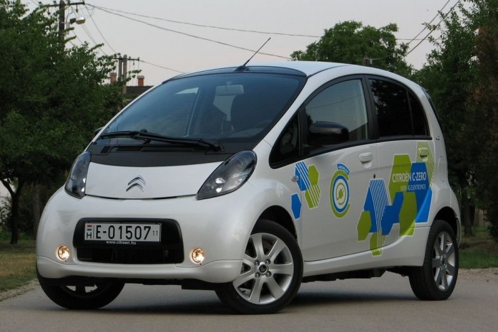 Százzal küldte egy autós a bringaúton Győrnél 1