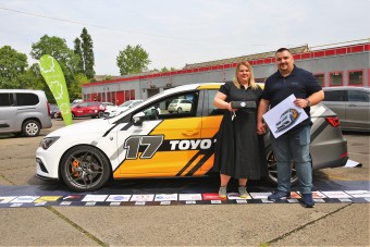 Egy hölgy nyerte az AMTS nyereményautóját, már át is vette!