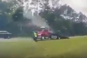 Nagy árat fizetett a bámészkodásért ez az autós