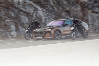 Itt a BMW nyolcperces akciófilmje Uma Thurmannel