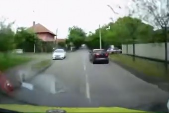 Figyelmetlen autós miatt tarolt le egy pesti kertet a mentőautó