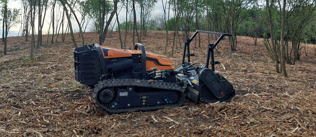 Lánctalpas pusztító a hátsó kertben