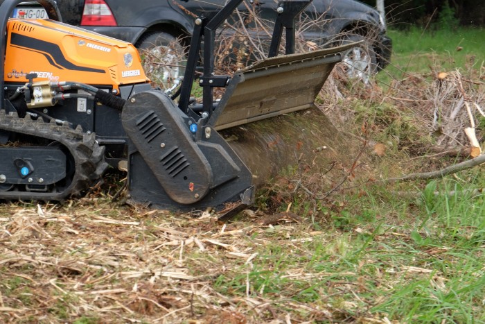 Lánctalpas pusztító a hátsó kertben 11