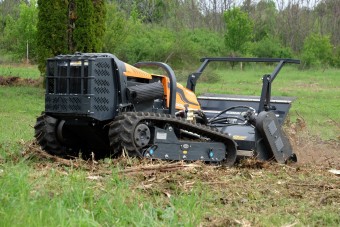 Lánctalpas pusztító a hátsó kertben