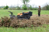 Lánctalpas pusztító a hátsó kertben 50