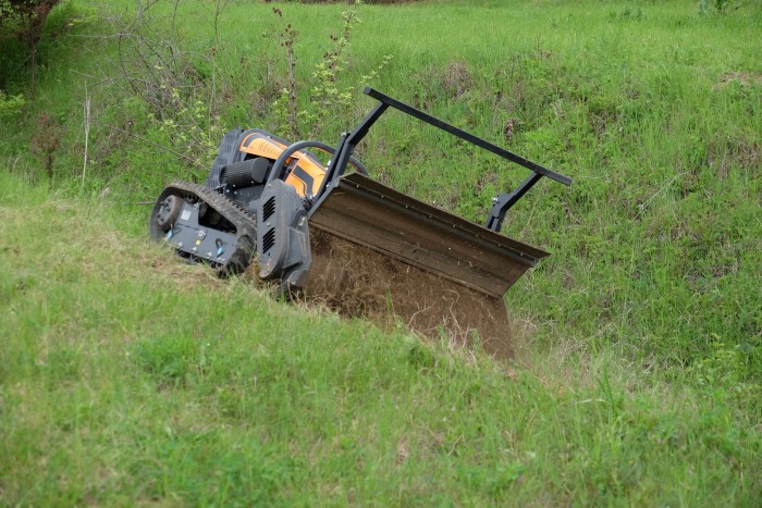 Lánctalpas pusztító a hátsó kertben 10