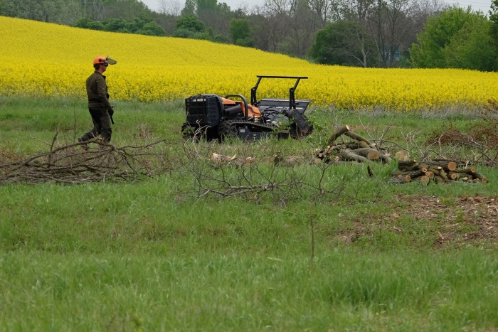 Lánctalpas pusztító a hátsó kertben 9
