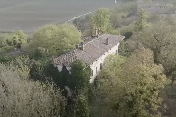 Kinyitották egy elhagyatott kastély pincéjét és “kincset” találtak 1