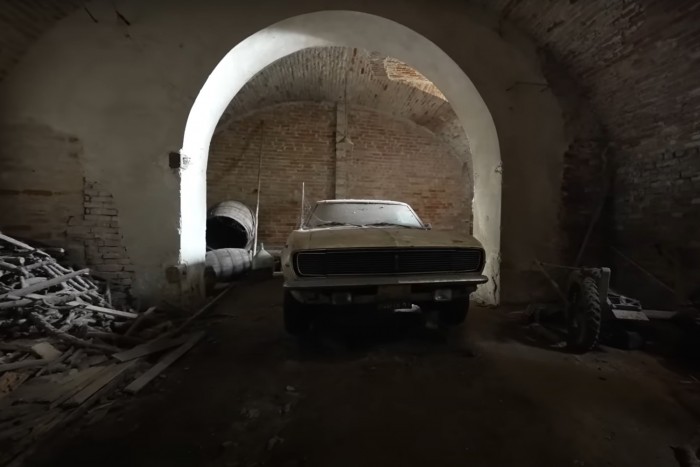 Kinyitották egy elhagyatott kastély pincéjét és “kincset” találtak 2