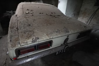 Kinyitották egy elhagyatott kastély pincéjét és 