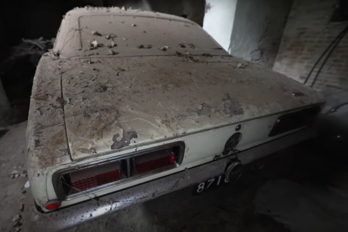 Kinyitották egy elhagyatott kastély pincéjét és “kincset” találtak 4