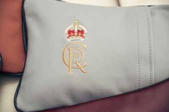 Fejedelmi kiegészítővel készül a koronázásra az autógyártó