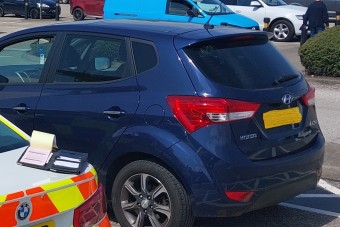 50 évig vezetett jogosítvány nélkül, saját magát buktatta le