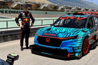 F1: Félrekacsintott Verstappen, brutális versenyautót próbált ki