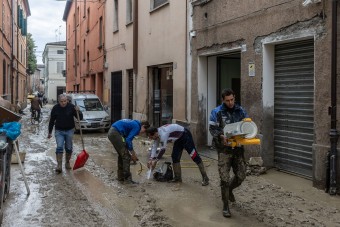 Beállt segíteni, árvíz után takarít az F1-pilóta