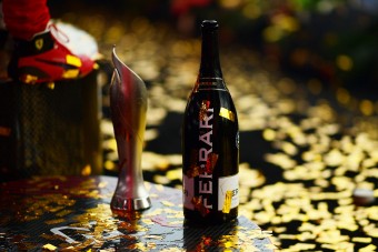 F1-es Ferrarit kap, aki jó ügyet támogat