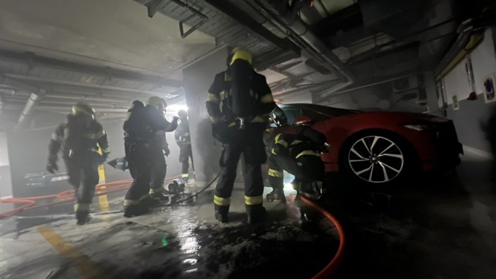 Komoly vészhelyzetet okozott egy mélygarázsban lángra lobbanó villanyautó 1 | Vezess Komoly vészhelyzetet okozott egy mélygarázsban lángra lobbanó villanyautó 1
