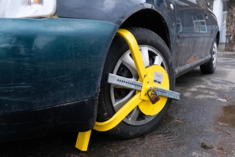 Ezek a lányok gond nélkül szabadítanak meg a kerékbilincstől