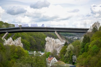 Százak örültek egy autópályahíd megsemmisülésének