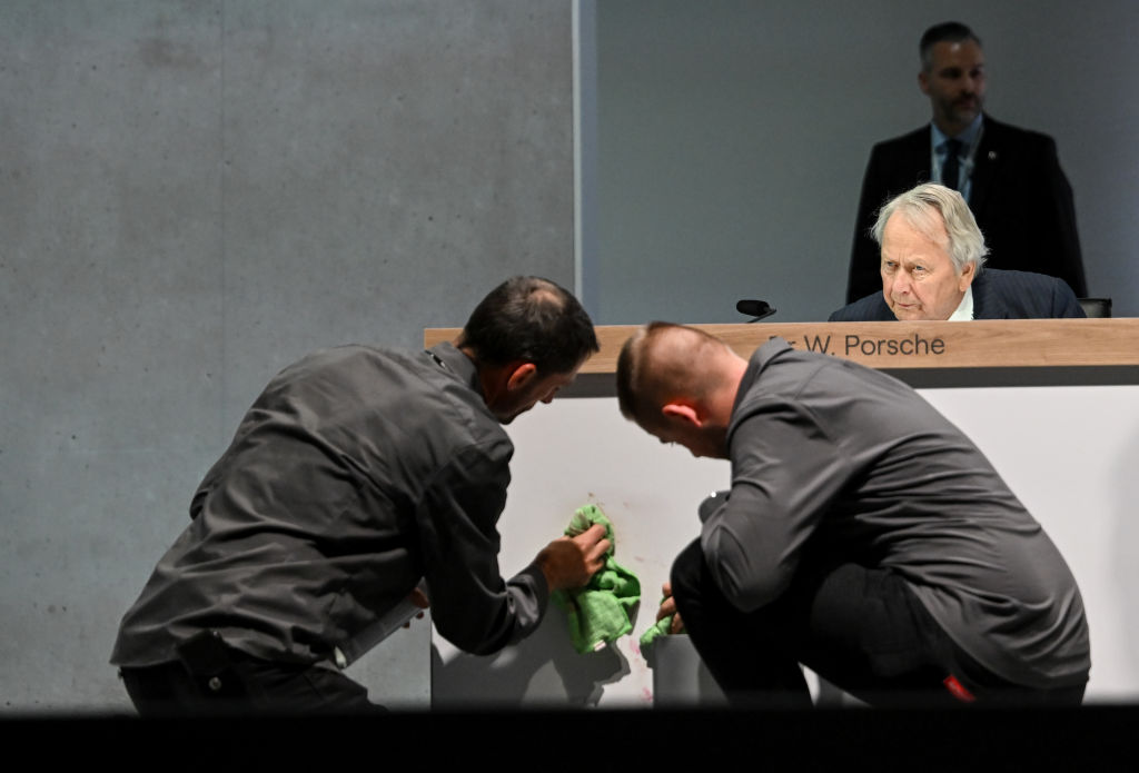 Félmeztelen tüntető és tortadobás is volt a Volkswagen-nagygyűlésen 2 | Vezess Félmeztelen tüntető és tortadobás is volt a Volkswagen-nagygyűlésen 2