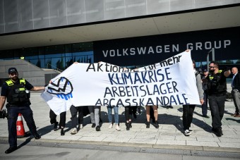 Félmeztelen tüntető és tortadobás is volt a Volkswagen-nagygyűlésen