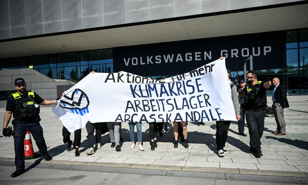 Félmeztelen tüntető és tortadobás is volt a Volkswagen-nagygyűlésen 1