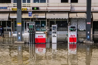 Hősök munka közben: helikopterről mentették a víz fogságába esett olasz autósokat