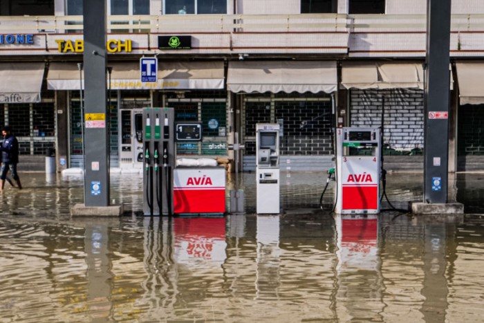Hősök munka közben: helikopterről mentették a víz fogságába esett olasz autósokat