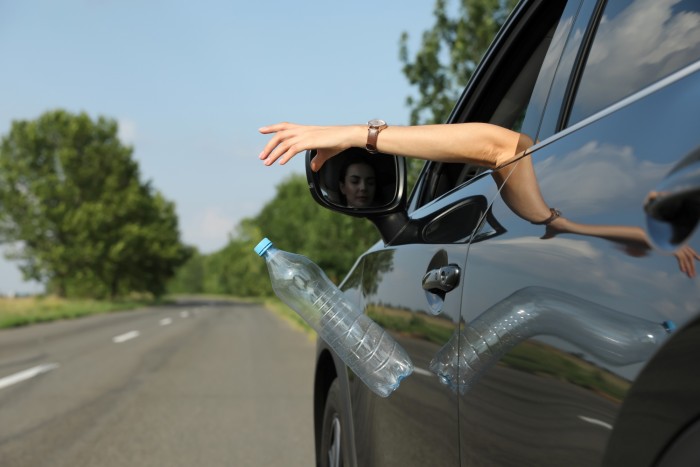 Új módszerrel vadásznak az autóból szemetelőkre