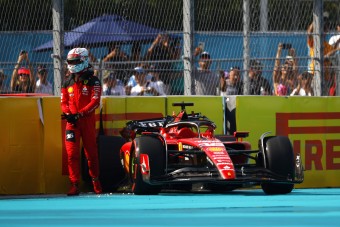 F1: A Ferrari mindkét versenyzőjével baj van