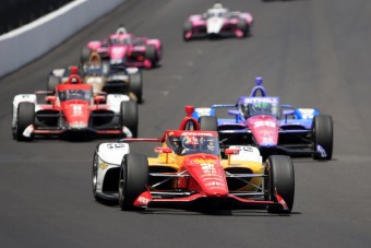 Életveszélyes baleset, három piros zászló az Indy 500-on