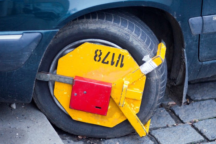 Van, aki 300 oldalas levéllel akarja megúszni a parkolási bírságot