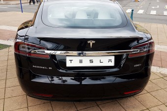 Már a Tesla is azt figyeli, ki mennyire álmos a volánnál