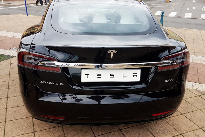 Már a Tesla is azt figyeli, ki mennyire álmos a volánnál