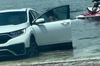 Rosszul döntött, már hiába futott az autója után