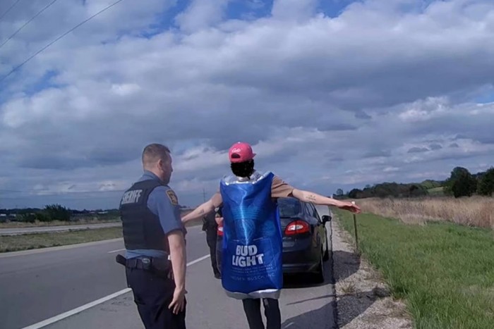 Sörösdoboznak öltözött ittas sofőrt kapcsolt le a rendőrség