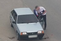 Büntethet a rendőr a szélvédőre rakott játékért? 1