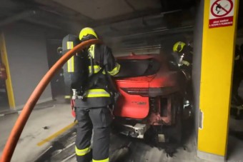Komoly vészhelyzetet okozott egy mélygarázsban lángra lobbanó villanyautó