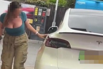 Örökzöld poén lett a benzinkúton Teslát tankoló nő