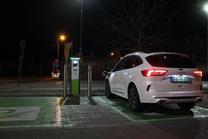 Hibrid Fordot a Toyota helyett? 17