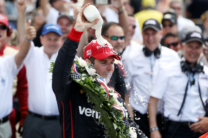 Tudod miért locsolják le magukat tejjel az Indy 500 győztesei?