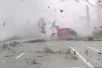 Mint a Matchboxokat, úgy kapta fel a tornádó az autókat