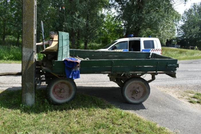 A rendőrök is pislantottak egy nagyot, amikor kiérkeztek a győrzámolyi balesethez 2 | Vezess A rendőrök is pislantottak egy nagyot, amikor kiérkeztek a győrzámolyi balesethez 2
