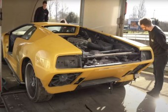 Legendás Lamborghinit loptak léhűtő lókötők