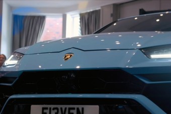 Méregdrága autóval derült ki a baba neme