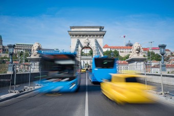 Beszélő buszok lepik el Budapestet