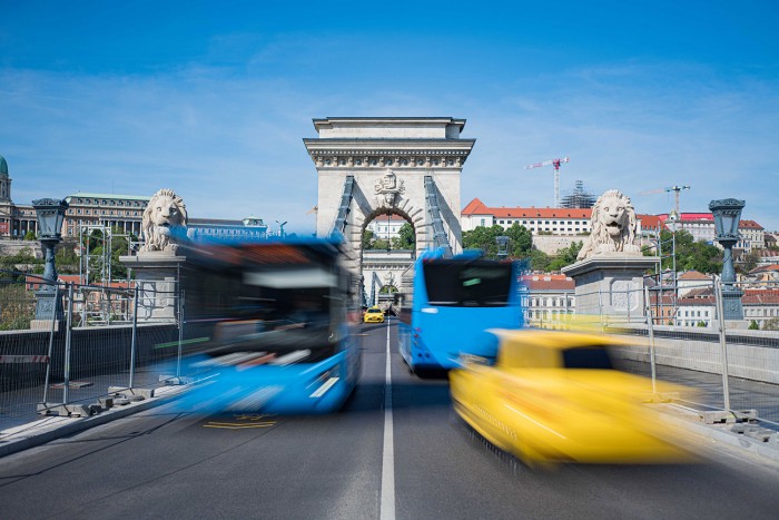 A BKK nem engedné vissza az autókat a Lánchídra